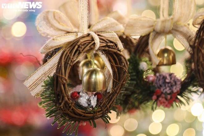 Cây thông Noel túi mù độc lạ hút khách dịp Giáng sinh-20