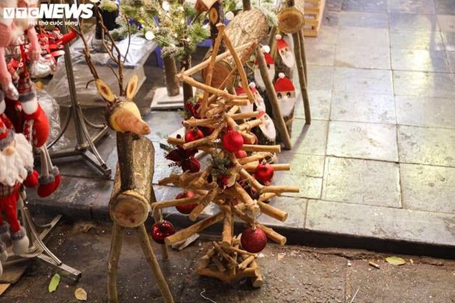 Cây thông Noel túi mù độc lạ hút khách dịp Giáng sinh-21