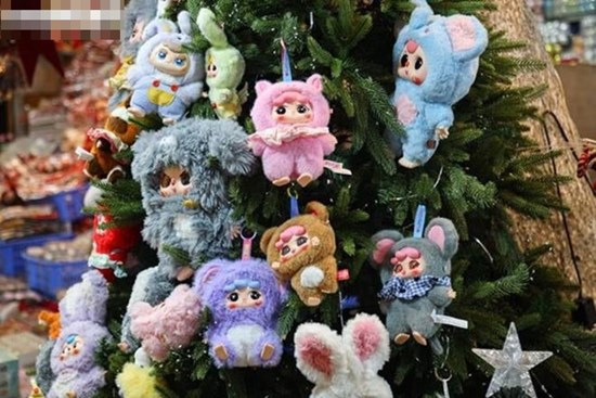 Cây thông Noel túi mù độc lạ hút khách dịp Giáng sinh