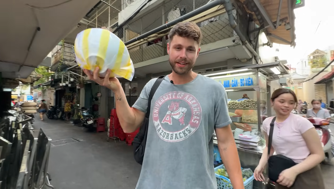 Khách Mỹ thử bát phở khổng lồ ở TPHCM, khen nước dùng chạm đến tâm hồn-1