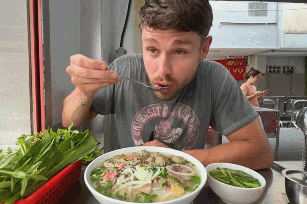 Khách Mỹ thử bát phở 'khổng lồ' ở TPHCM, khen nước dùng 'chạm đến tâm hồn'