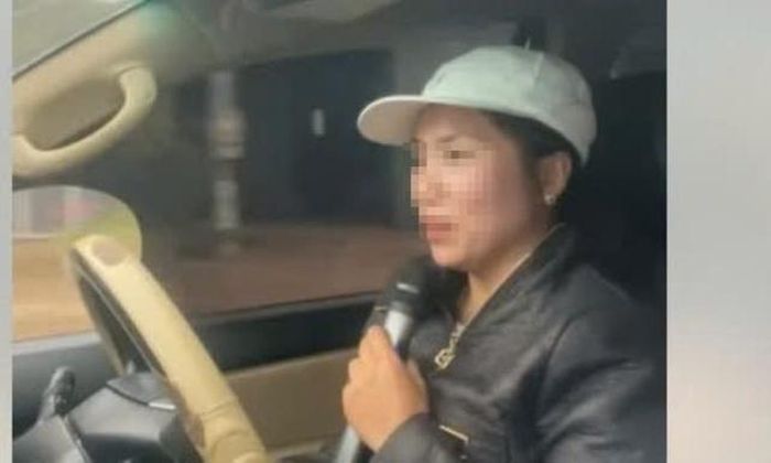 Người phụ nữ vừa lái ô tô, vừa hát karaoke có thể bị xử lý ra sao?-1