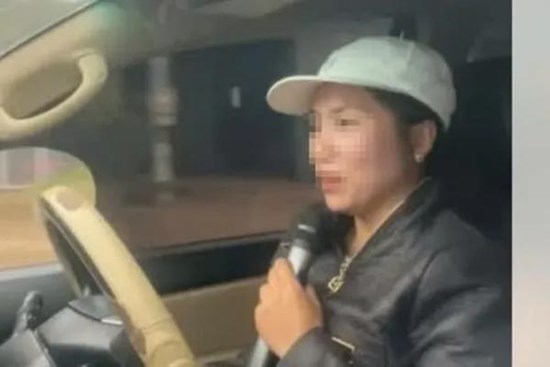 Người phụ nữ vừa lái ô tô, vừa hát karaoke có thể bị xử lý ra sao?