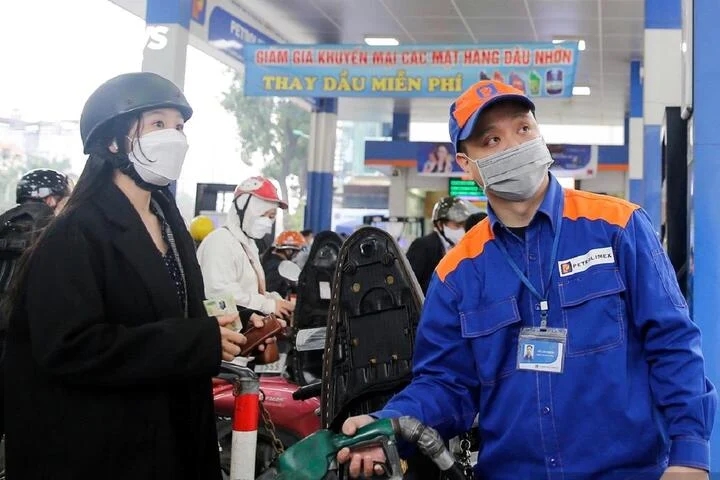 Giá xăng RON95 tăng nhẹ, giá dầu đồng loạt đi xuống-1