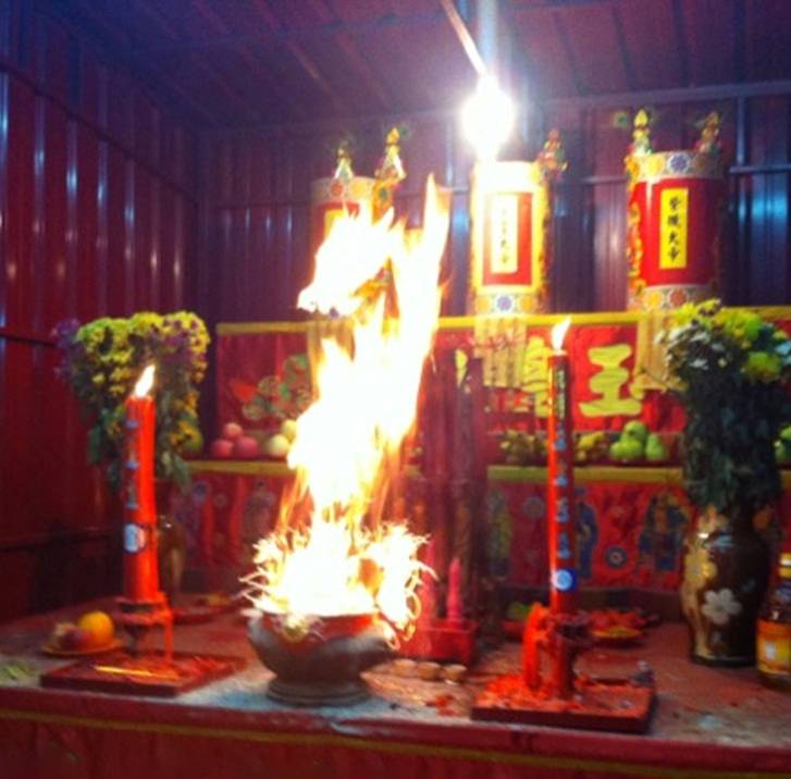 Cháy bát hương trong quan niệm dân gian và cách giải quyết-3