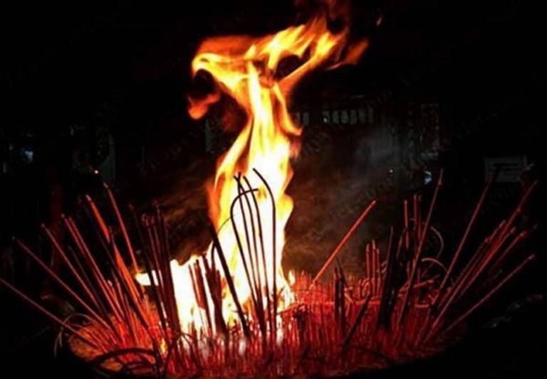 Cháy bát hương trong quan niệm dân gian và cách giải quyết-4