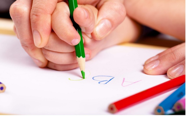 Không cần luyện chữ đẹp, con tôi viết xấu vẫn có thể thành công-1