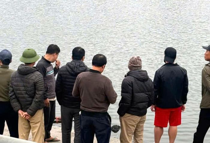 Phát hiện cô gái tử vong tại hồ Văn Chương ở Hà Nội-1