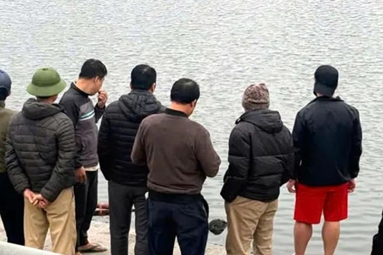 Phát hiện cô gái tử vong tại hồ Văn Chương ở Hà Nội