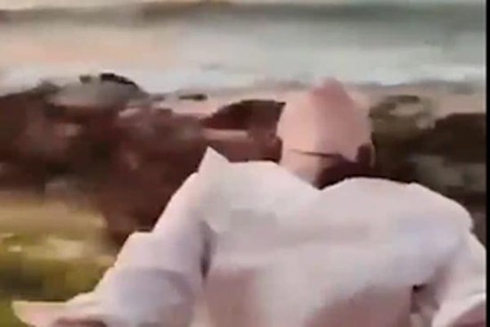 Đu người ra khỏi tàu quay clip sống ảo, cô gái nhận ngay kết đắng