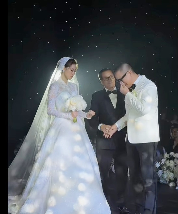 Chồng hơn 17 tuổi khóc đón hoa hậu Khánh Vân trong lễ đường-2