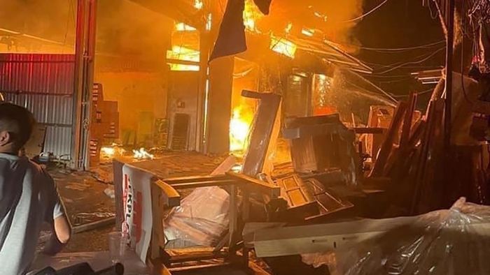 Cháy dữ dội tại nhiều xưởng gỗ ở Thạch Thất, Hà Nội trong đêm-2