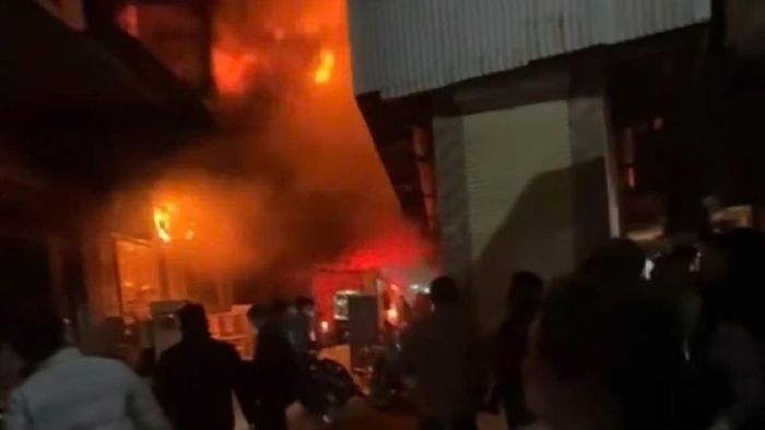 Cháy dữ dội tại nhiều xưởng gỗ ở Thạch Thất, Hà Nội trong đêm-1