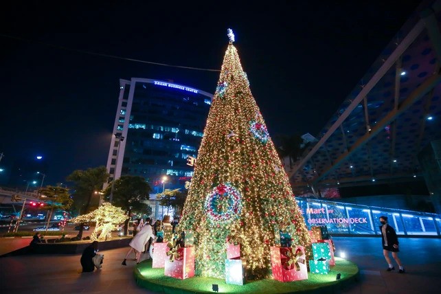 Ý tưởng bá đạo trang trí cây thông Noel năm nay: BST đồ chơi Labubu, BIB chạy bộ-1