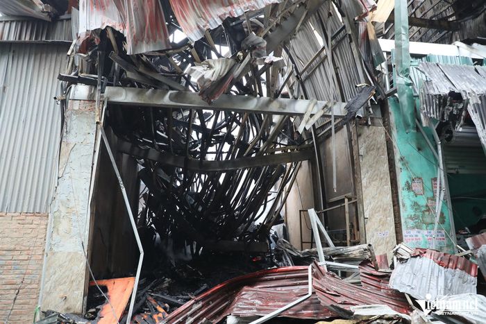 Khung cảnh tan hoang sau vụ cháy tại làng nghề đồ gỗ ở Hà Nội-6