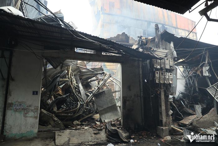Khung cảnh tan hoang sau vụ cháy tại làng nghề đồ gỗ ở Hà Nội-7