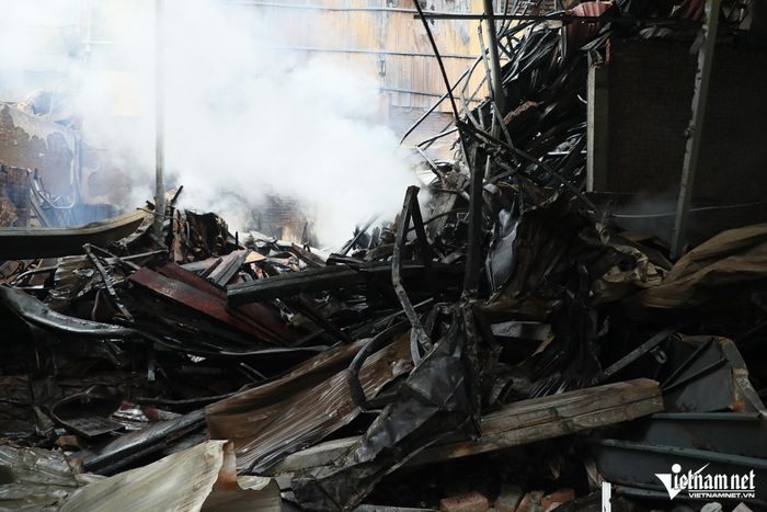 Khung cảnh tan hoang sau vụ cháy tại làng nghề đồ gỗ ở Hà Nội-3