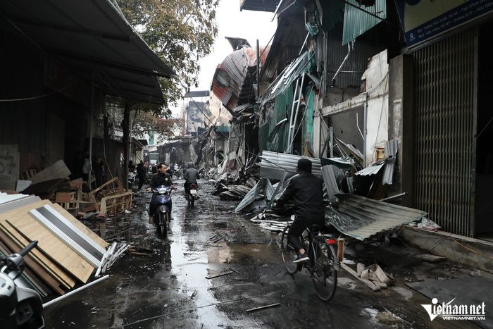 Khung cảnh tan hoang sau vụ cháy tại làng nghề đồ gỗ ở Hà Nội-4