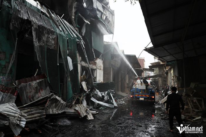 Khung cảnh tan hoang sau vụ cháy tại làng nghề đồ gỗ ở Hà Nội-1