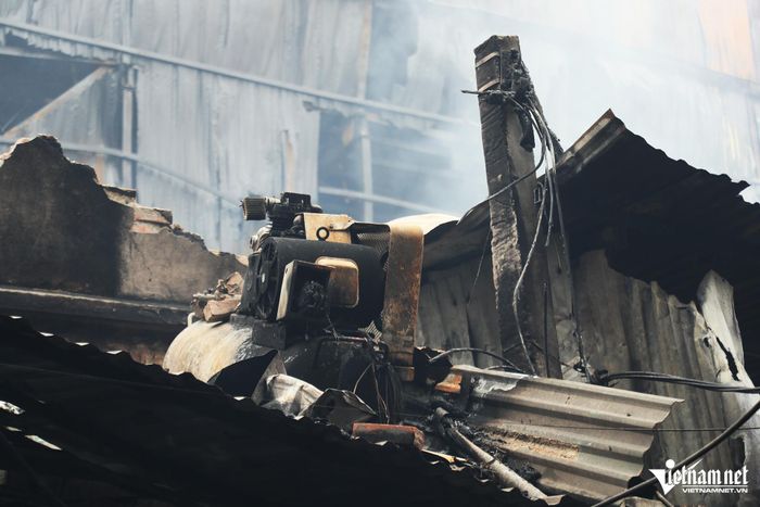 Khung cảnh tan hoang sau vụ cháy tại làng nghề đồ gỗ ở Hà Nội-8