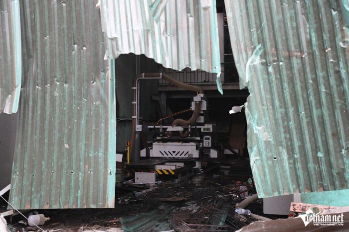 Khung cảnh tan hoang sau vụ cháy tại làng nghề đồ gỗ ở Hà Nội-9