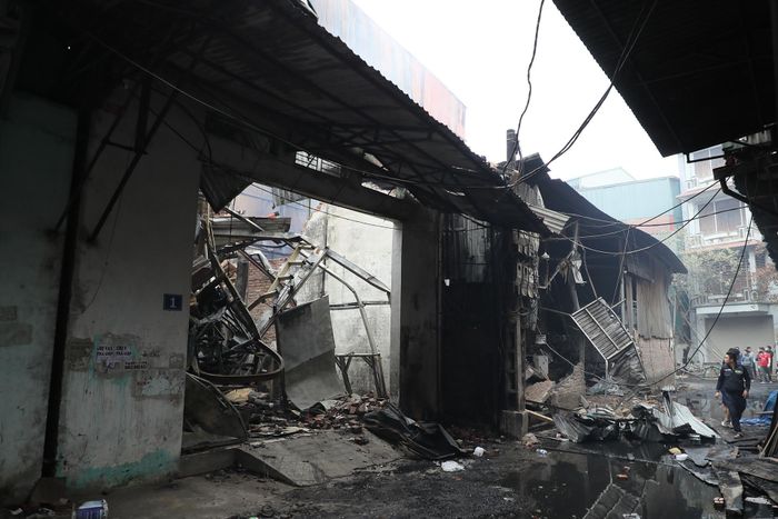 Khung cảnh tan hoang sau vụ cháy tại làng nghề đồ gỗ ở Hà Nội-5