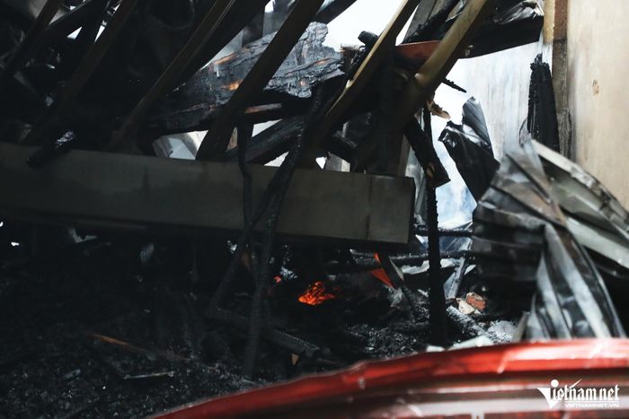 Khung cảnh tan hoang sau vụ cháy tại làng nghề đồ gỗ ở Hà Nội-2