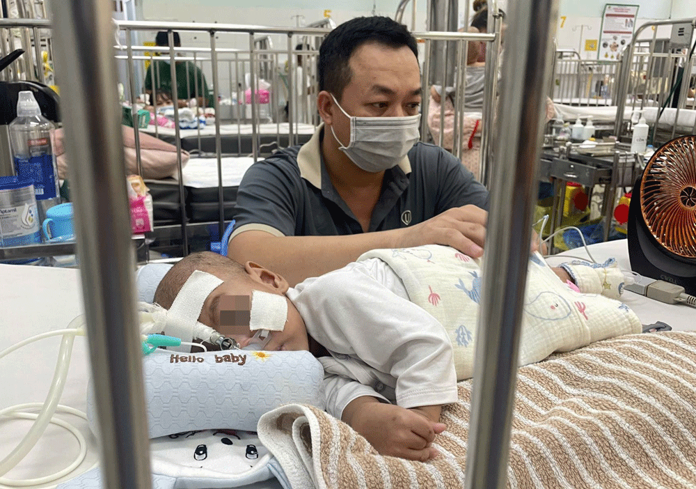 Bé gái bị viêm phổi hoại tử sau 10 ngày ho, sốt-2