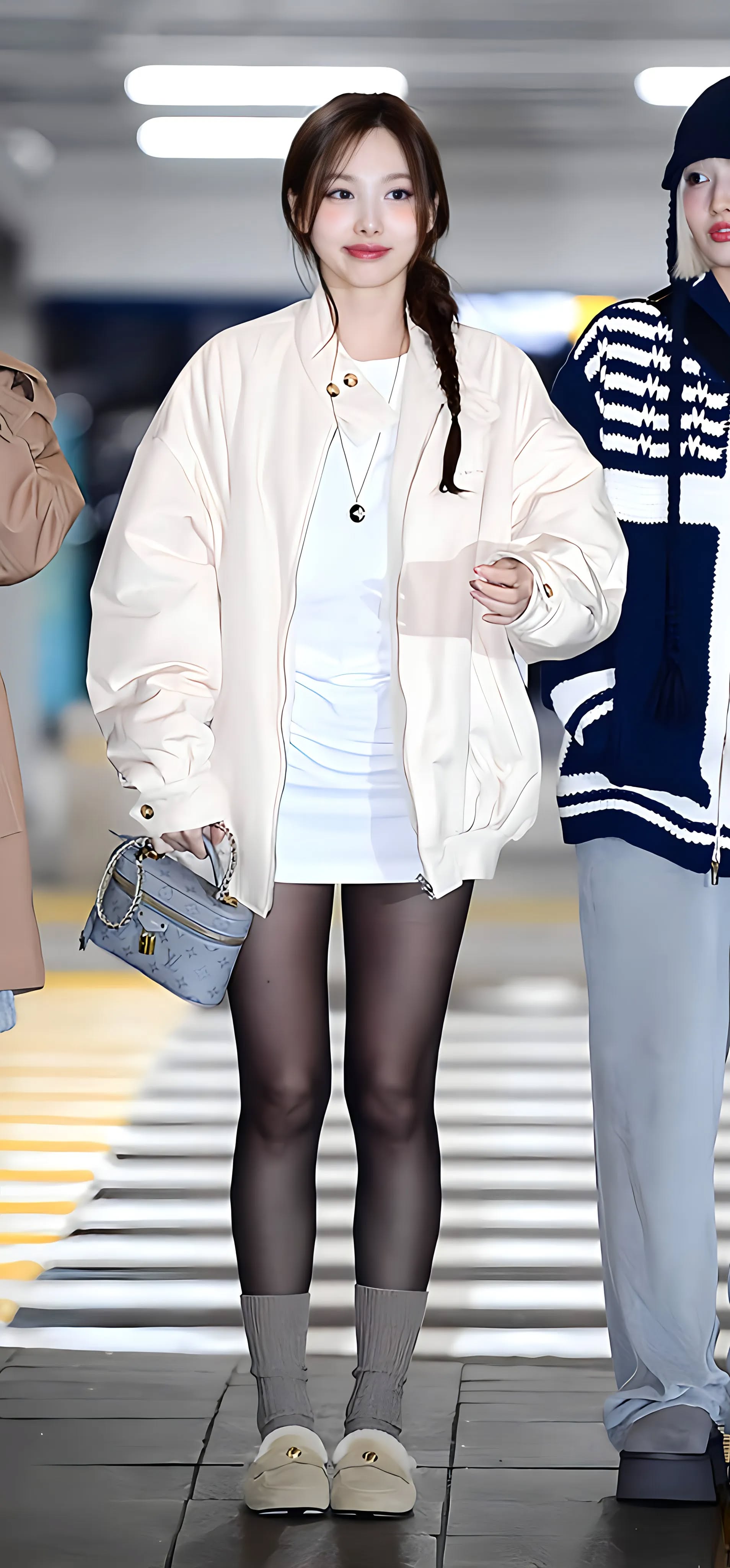 Vóc dáng không quá cao nhưng Nayeon (Twice) vẫn khéo lên đồ đông để tránh nuốt dáng-5