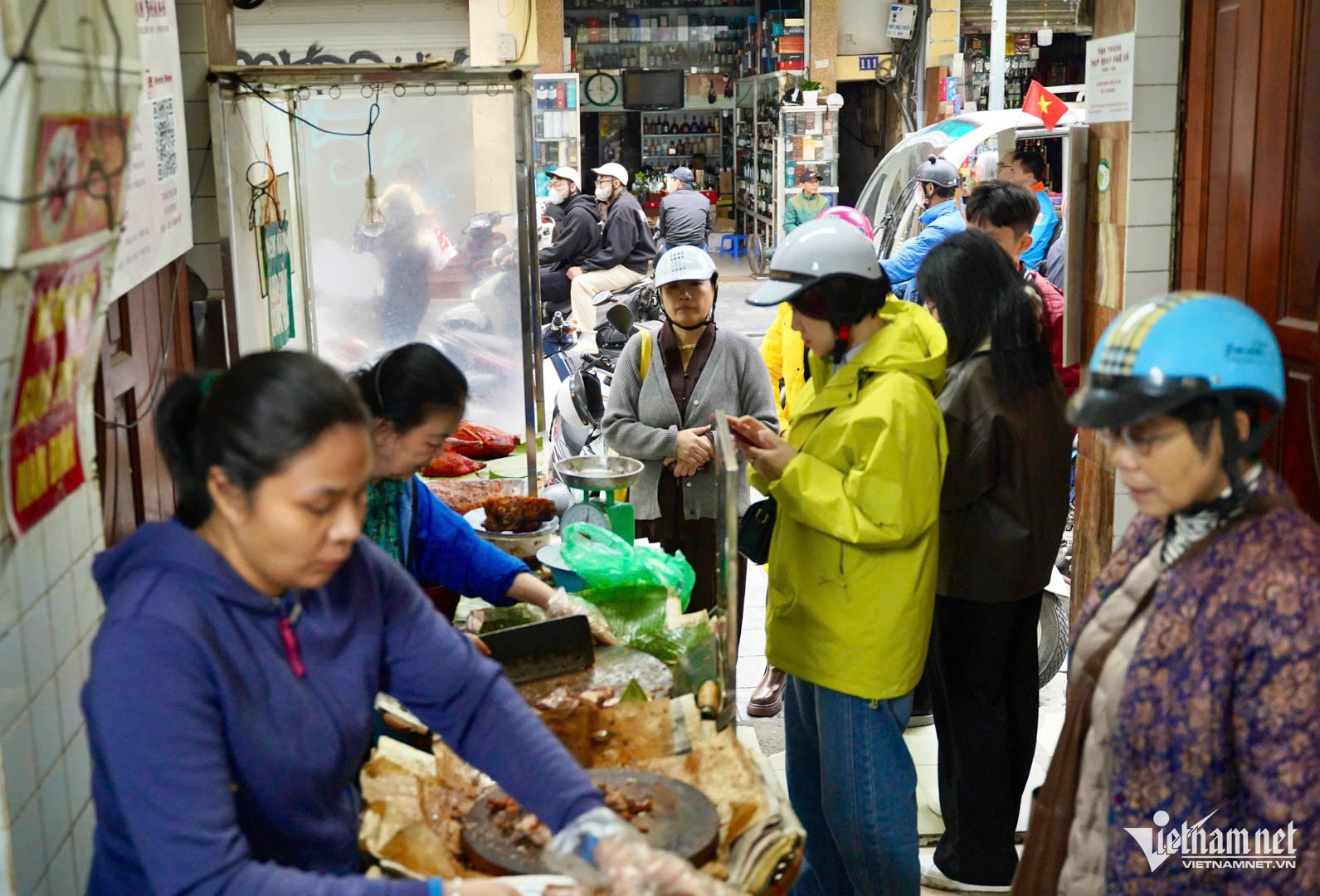 Quán thịt quay bì giòn hơn 70 năm ở phố cổ Hà Nội, khách xếp hàng chờ mua-1