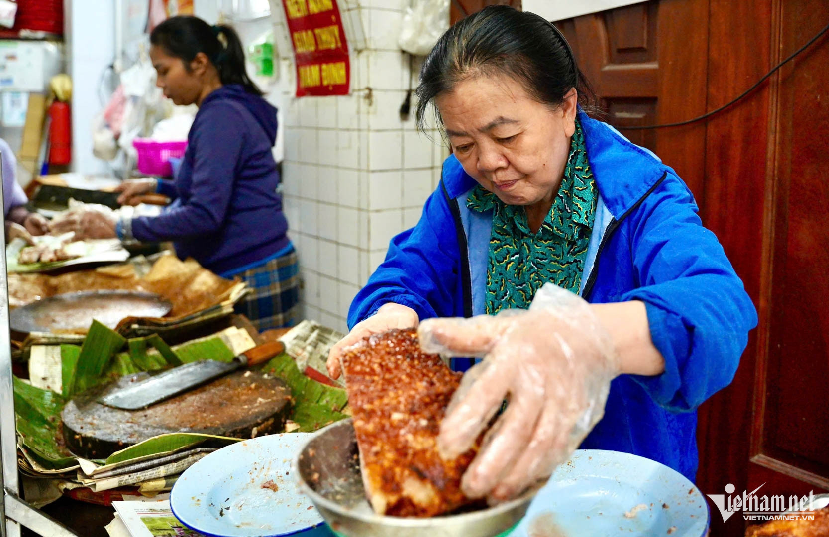 Quán thịt quay bì giòn hơn 70 năm ở phố cổ Hà Nội, khách xếp hàng chờ mua-2