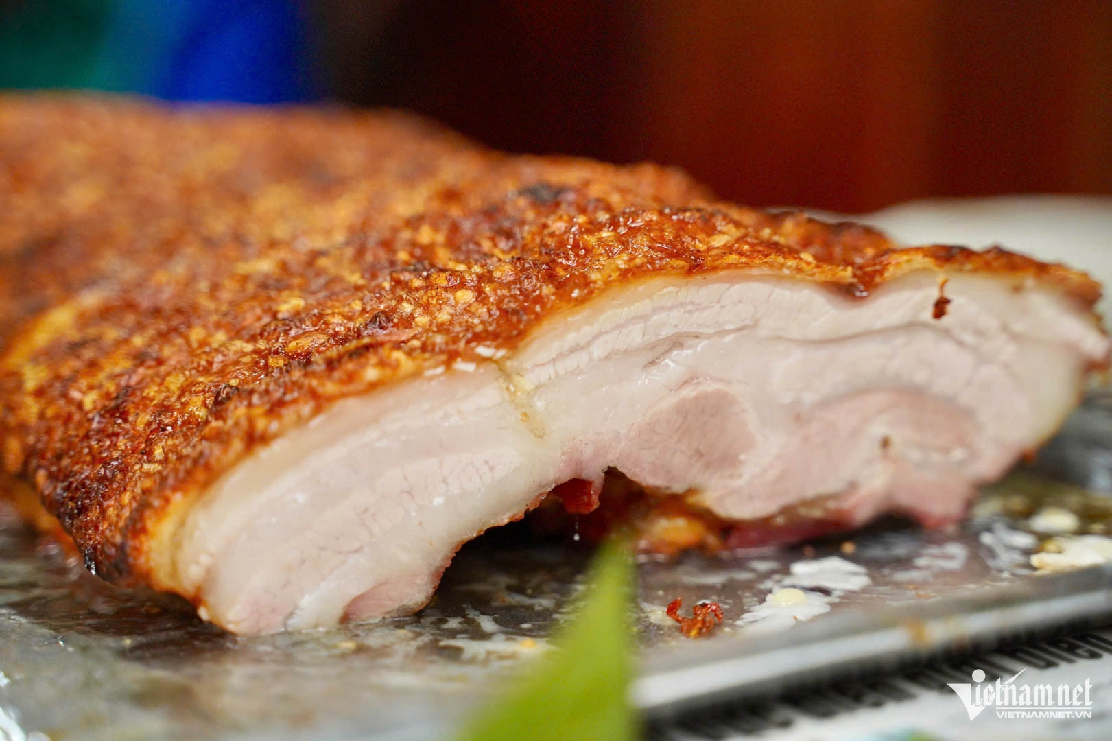 Quán thịt quay bì giòn hơn 70 năm ở phố cổ Hà Nội, khách xếp hàng chờ mua-3