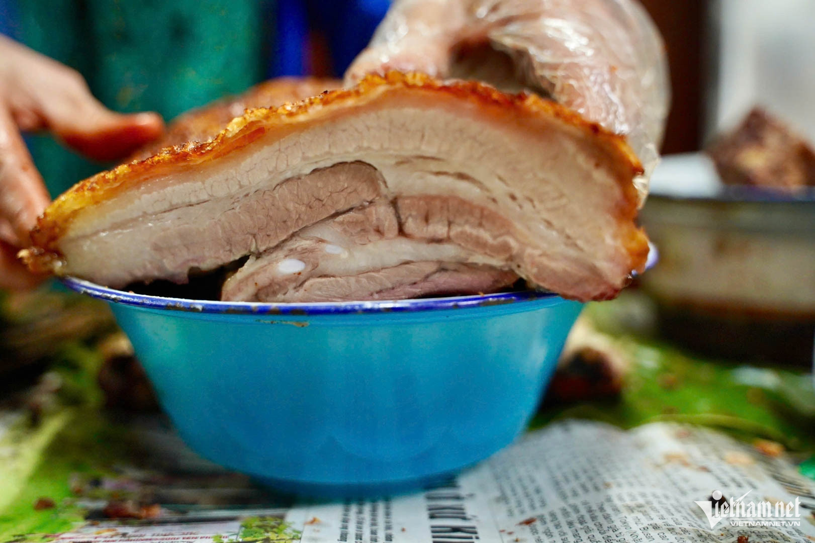 Quán thịt quay bì giòn hơn 70 năm ở phố cổ Hà Nội, khách xếp hàng chờ mua-5