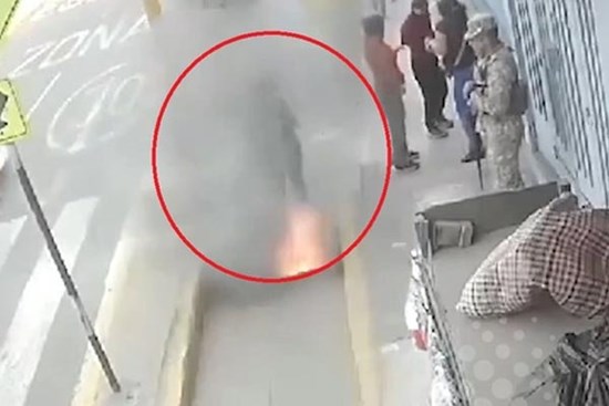 Người phụ nữ bị hố ga