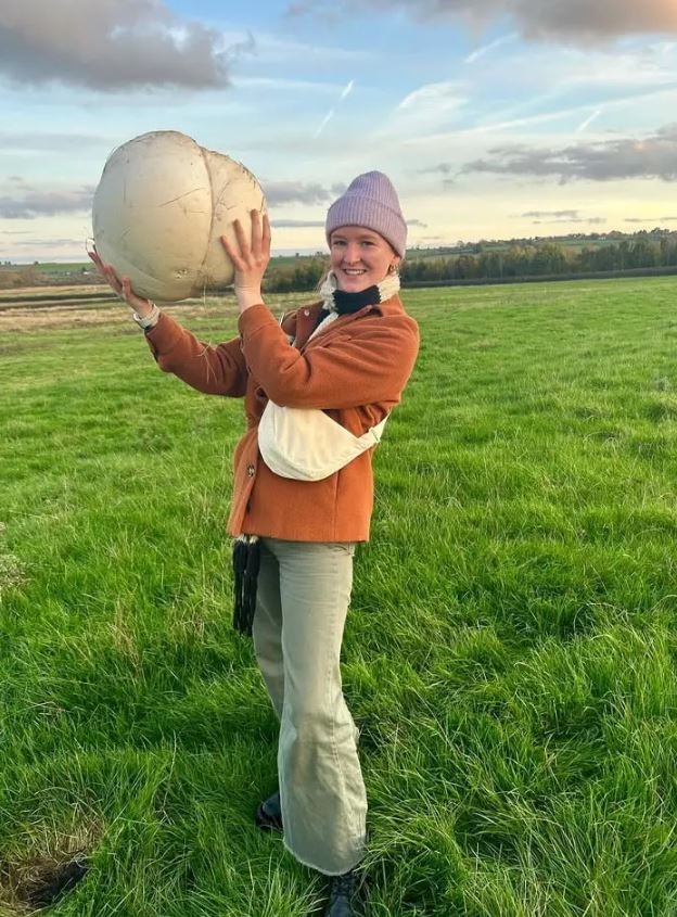 Đang đi dạo, cô gái bất ngờ phát hiện thứ hiếm có khó tìm-1