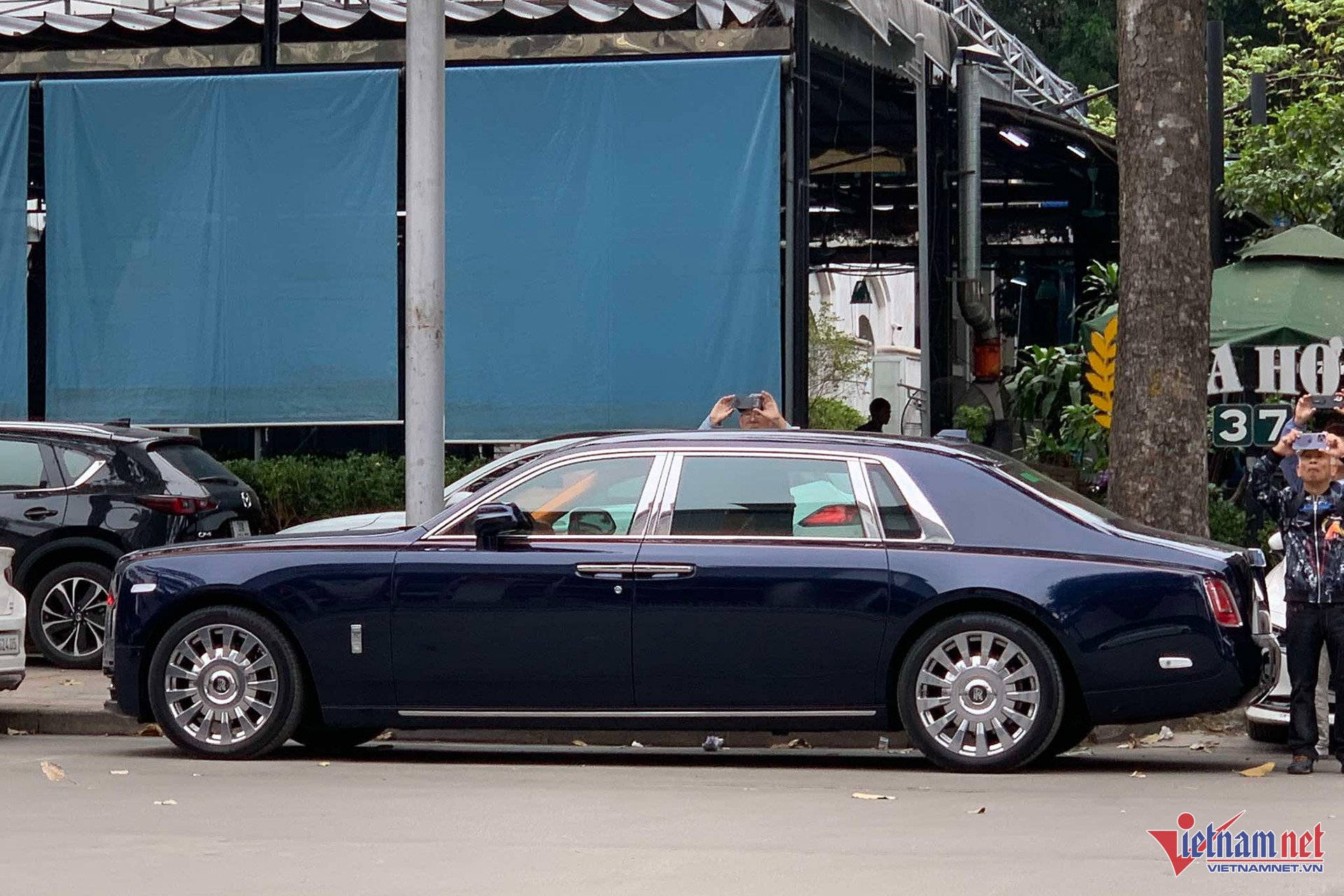 Đại gia Thanh Hóa chi 60 tỷ mua xe siêu sang Rolls-Royce kèm biển số trăm triệu-2