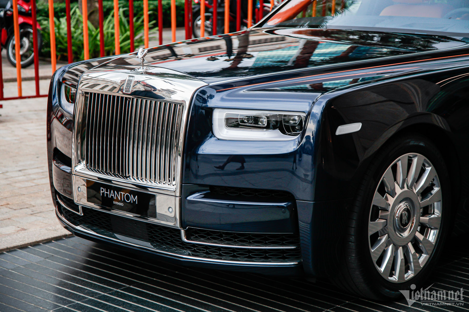 Đại gia Thanh Hóa chi 60 tỷ mua xe siêu sang Rolls-Royce kèm biển số trăm triệu-7