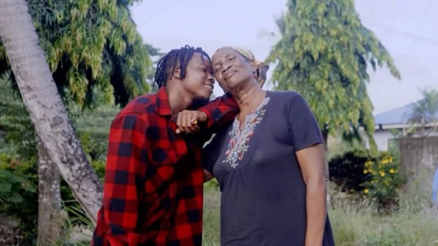 Đi xe ôm, cụ bà 80 tuổi trúng sét ái tình với chàng trai 24 tuổi-1