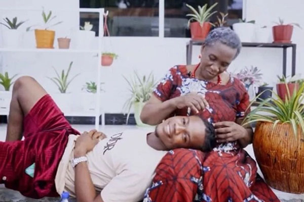 Clip em bé qua đời trên tay mẹ khi xem pháo hoa khiến hàng triệu người xúc động-3