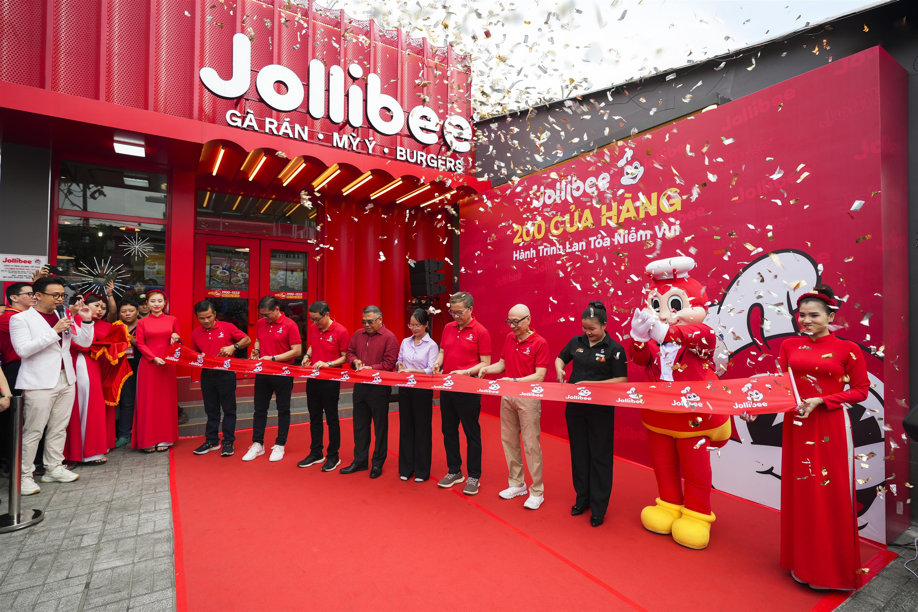 Kay Trần và dàn KOLs check-in cửa hàng thứ 200 của Jollibee Việt Nam-1