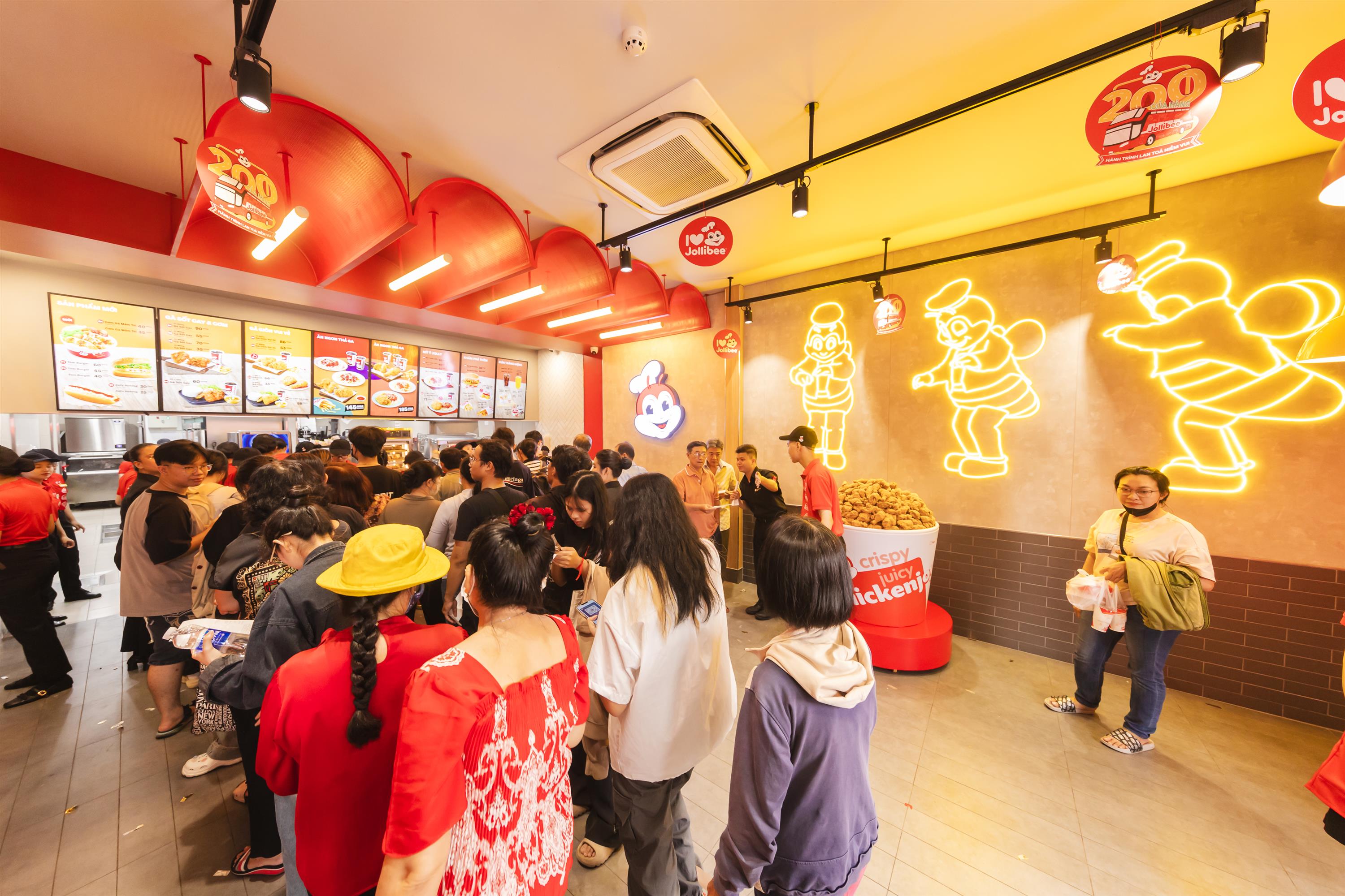 Kay Trần và dàn KOLs check-in cửa hàng thứ 200 của Jollibee Việt Nam-4