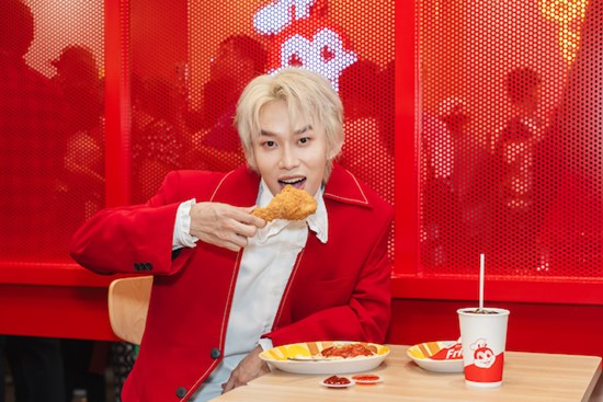 Kay Trần và dàn KOLs check-in cửa hàng thứ 200 của Jollibee Việt Nam