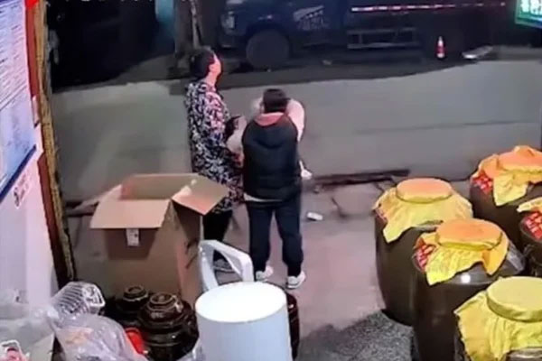 Bi kịch của em bé trong tranh Tết nổi tiếng: Là công cụ kiếm tiền của gia đình, cuối cùng ra đi đau đớn vì câu nói 12 chữ của mẹ-7