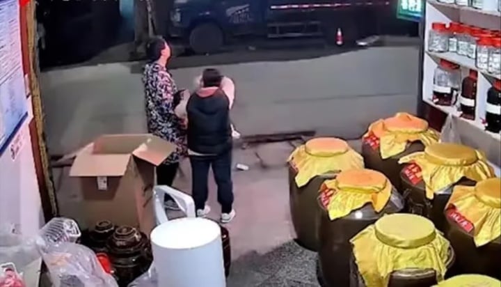 Clip em bé qua đời trên tay mẹ khi xem pháo hoa khiến hàng triệu người xúc động-1