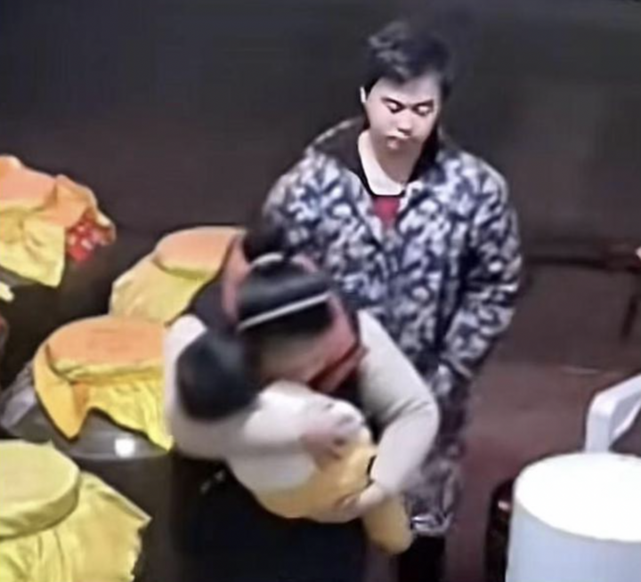 Clip em bé qua đời trên tay mẹ khi xem pháo hoa khiến hàng triệu người xúc động-2