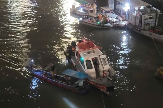 Tìm ô tô 7 chỗ tông gãy lan can cầu Đồng Nai, lao xuống sông mất tích