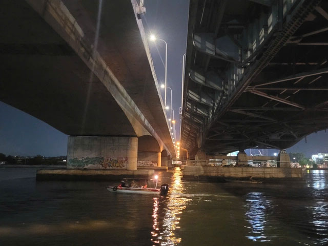 Tìm ô tô 7 chỗ tông gãy lan can cầu Đồng Nai, lao xuống sông mất tích-4