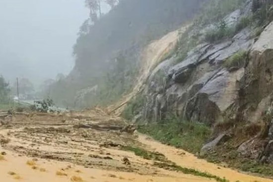 Sạt lở trên đèo Khánh Lê nối Nha Trang - Đà Lạt, giao thông tê liệt