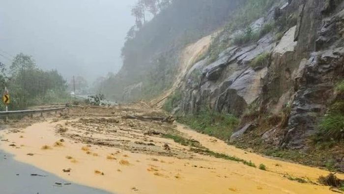 Sạt lở trên đèo Khánh Lê nối Nha Trang - Đà Lạt, giao thông tê liệt-1