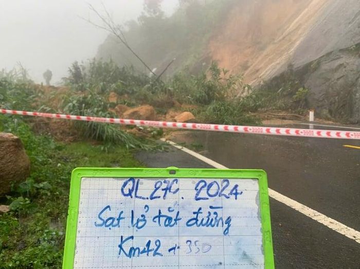 Sạt lở trên đèo Khánh Lê nối Nha Trang - Đà Lạt, giao thông tê liệt-2